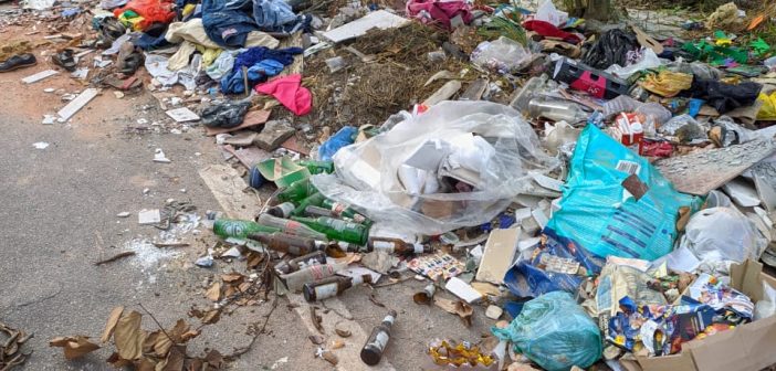 Lixo Depositado Na Rua Em Bairro De Volta Redonda Incomoda Moradores