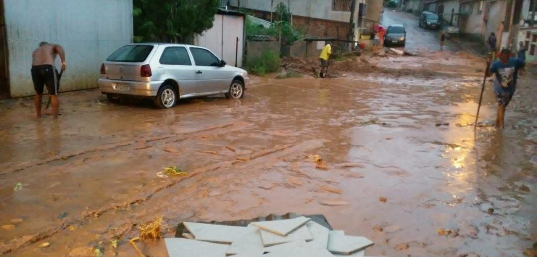 Chuva causa alagamentos quedas de árvores e deslizamentos de terra em