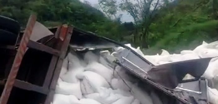 Caminhão carregado de farinha tomba na Serra das Araras A Voz da Cidade