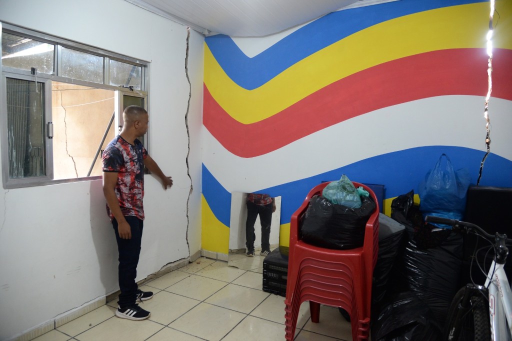 Crateras E Rachaduras Em Casas Preocupam Moradores Do Bairro