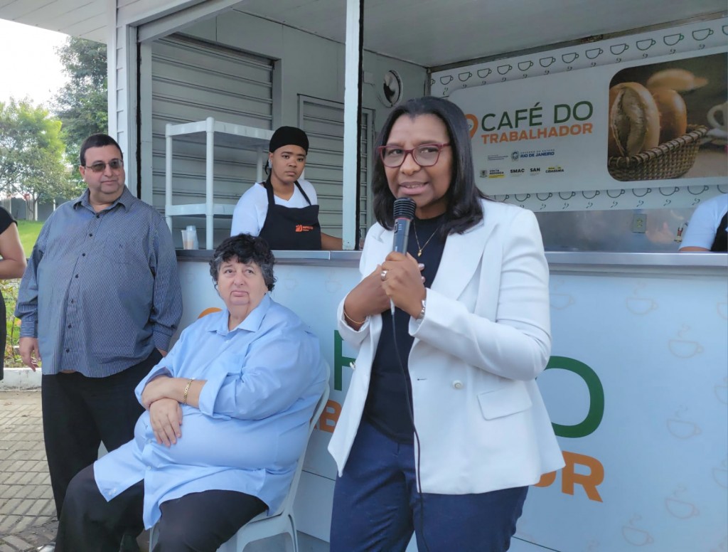 Secretária Rosângela Gomes inaugura quiosque do Café do Trabalhador em