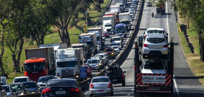 Mais de um milhão de veículos devem passar pela Via Dutra e Rio Santos