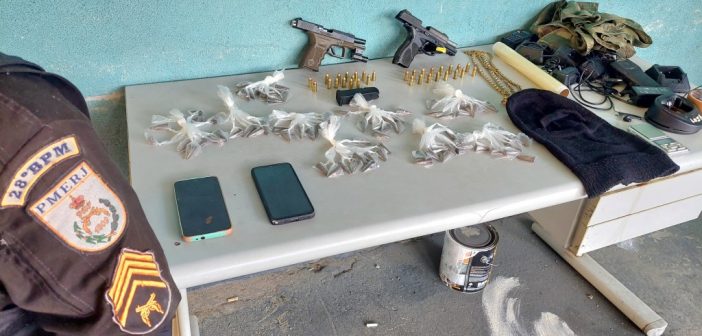 Pm Apreende Drogas Muni Es E Pistolas Em Volta Redonda A Voz Da Cidade