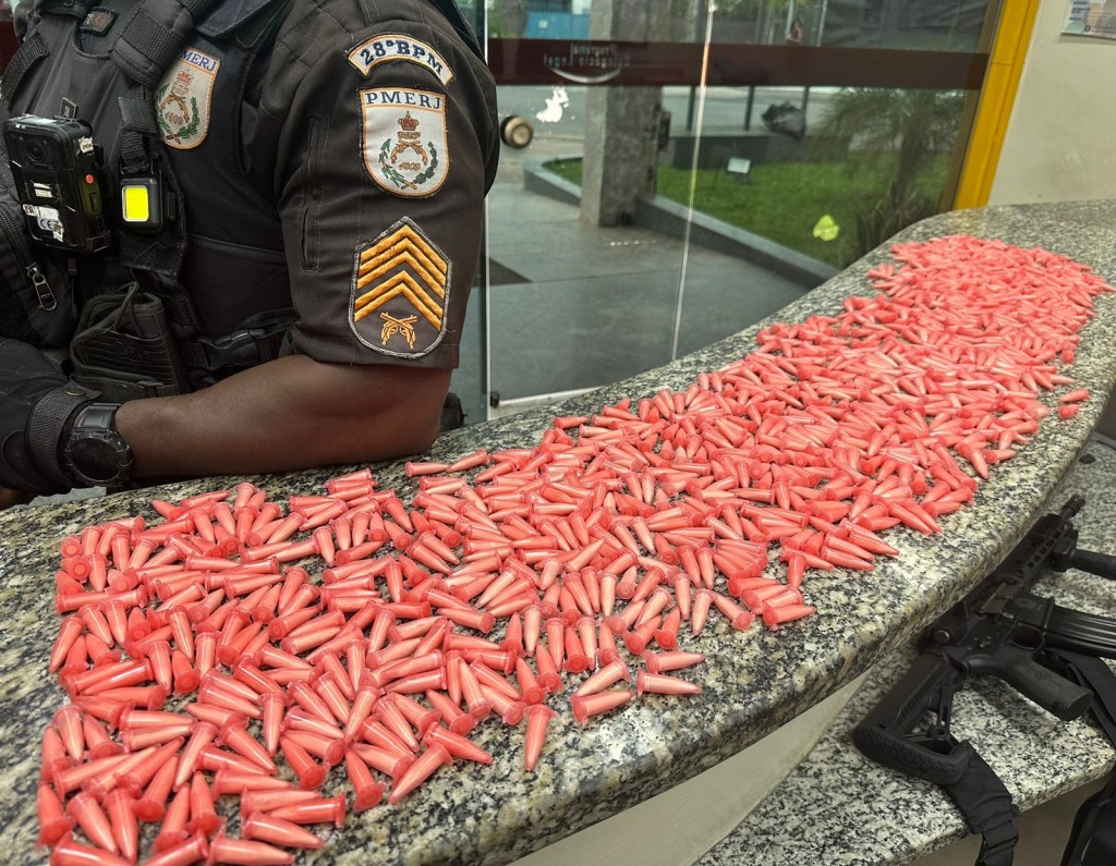 Pm Apreende Quase Mil Pinos De Coca Na No Vista Alegre Em Barra Mansa