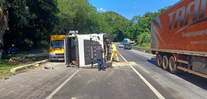 Carreta Tomba Na Serra Das Araras E Atinge Van A Voz Da Cidade