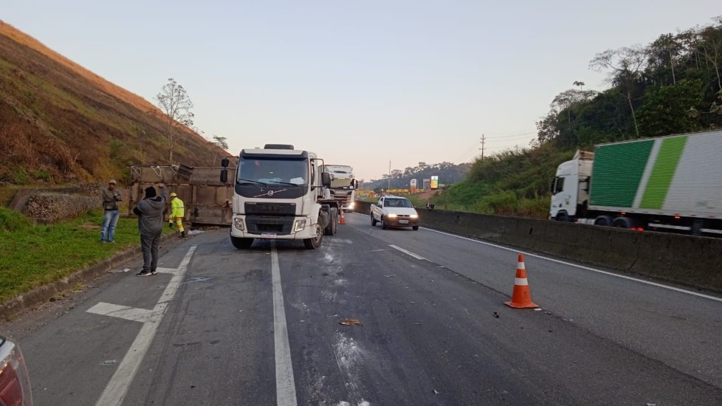 Caminhão baú tomba na Dutra em Piraí e deixa trânsito lento na