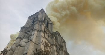 Incêndio atinge Catedral de Notre-Dame em Paris