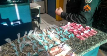 Menor é apreendido no bairro Getúlio Vargas, em Barra Mansa, com 63 pinos de cocaína