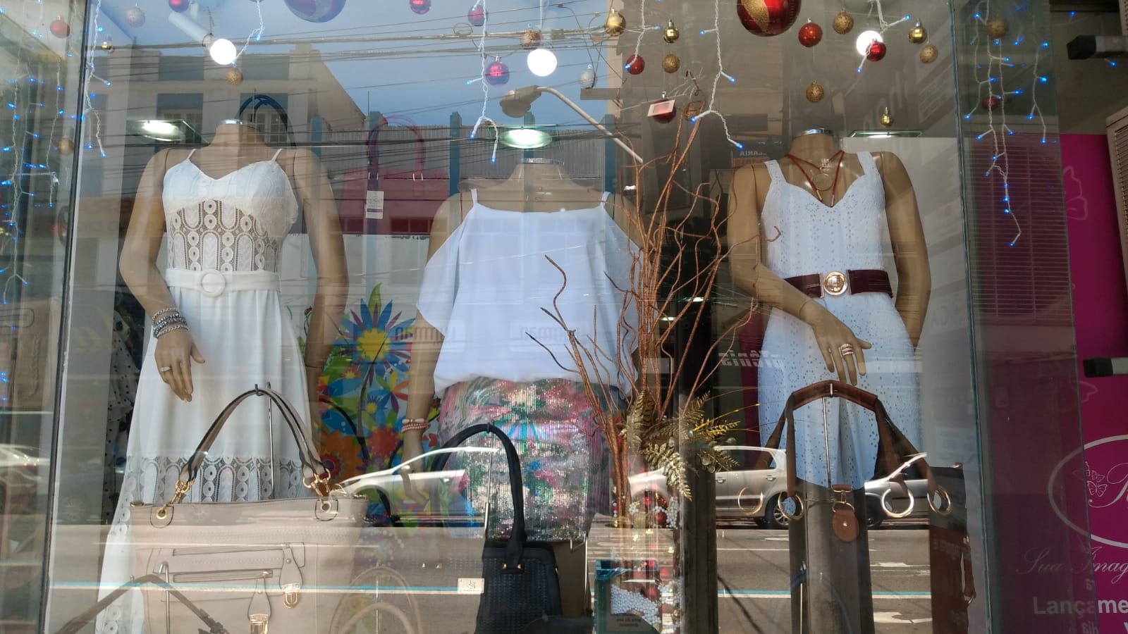 Lojas adotam vitrines explorando o Réveillon para a venda de roupas - A Voz  da Cidade