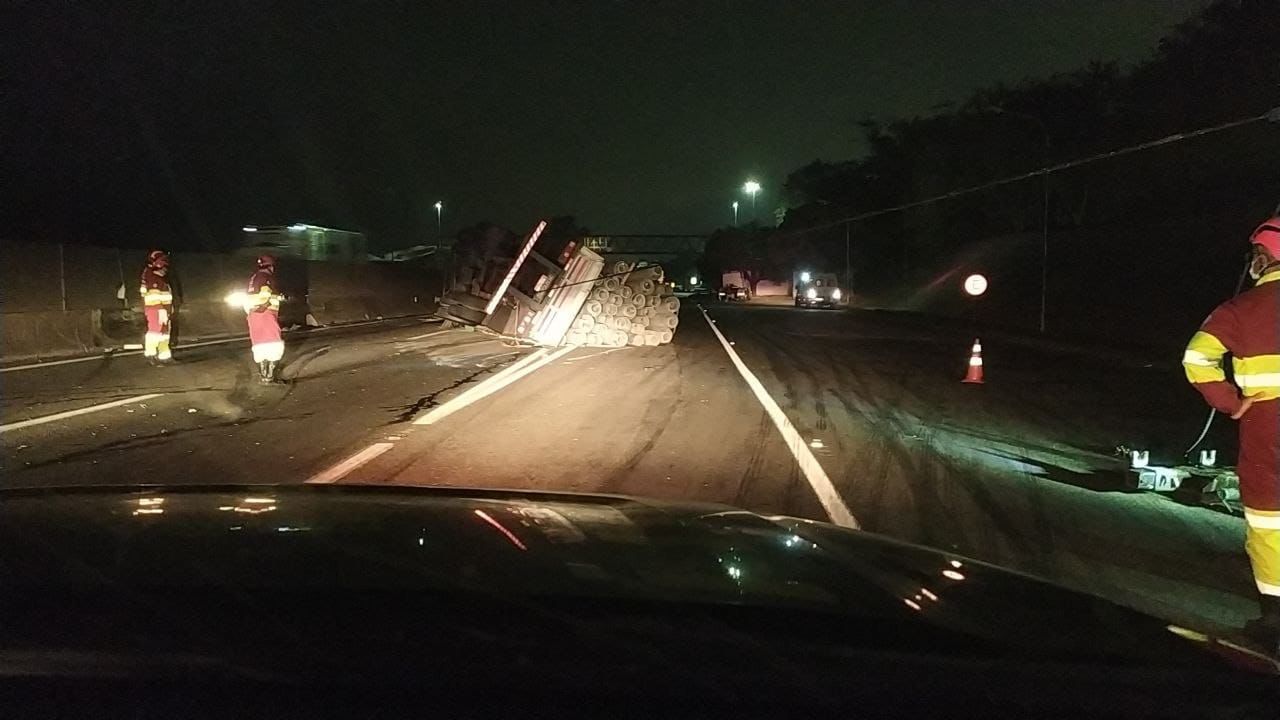 Batida entre carro, ônibus e caminhão deixa dois feridos e interdita  parcialmente BR-251 - Rádio Itatiaia