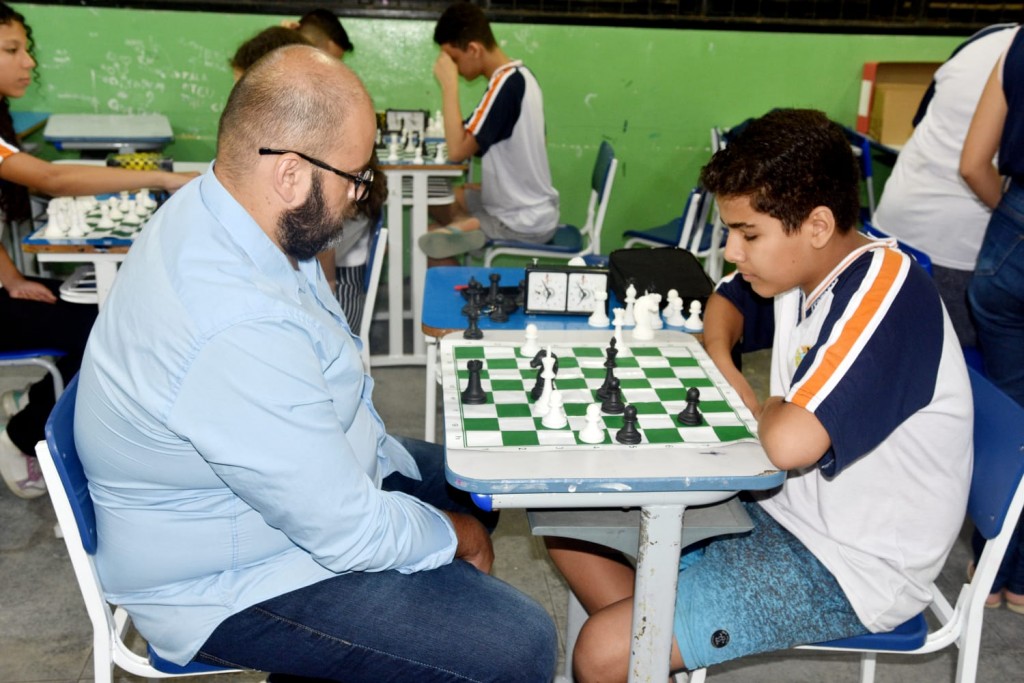 Secretário de Educação anuncia ampliação de projeto que ensina xadrez em  Itatiaia - A Voz da Cidade