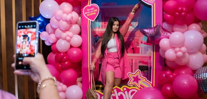 Onda rosa de 'Barbie' invade comércio da 25 de Março, em SP