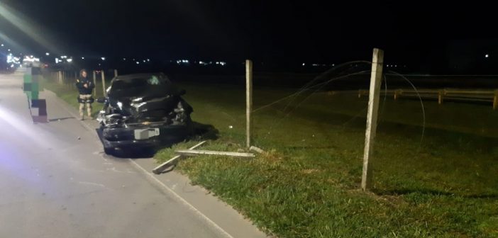 Homem fica ferido em estado grave durante colisão entre carro e caminhão na Via Dutra, em Resende