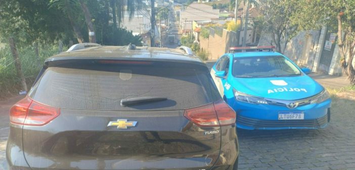 Veículo roubado no Rio de Janeiro é encontrado em Valença