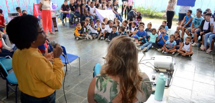 Fátima Lima acompanha alunos durante gincana ambiental em Rialto