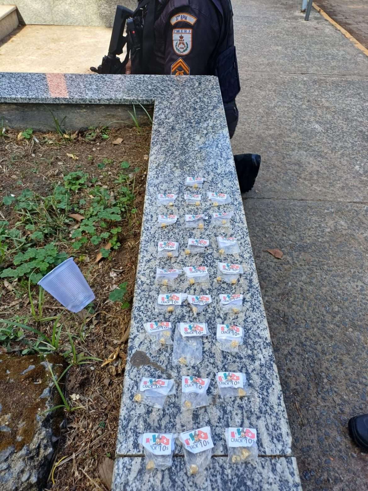13.cf.res.polÍcia.pm apreende pedras de crack escondidas.divulgaÇÃopm