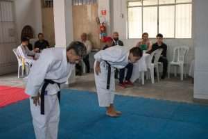 21 atletas do bairro açude se preparam para o campeonato brasileiro de karatê em são paulo divulgaÇÃo1