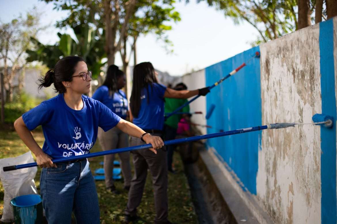 28.cf.res.cidades.funcionários da nissan revitalizam muros.2.voluntÁrios.crisoliveira