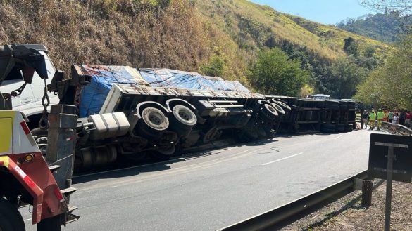 carreta carreta bi trem tomba na descida da serra das araras e causa congestionamento divulgação