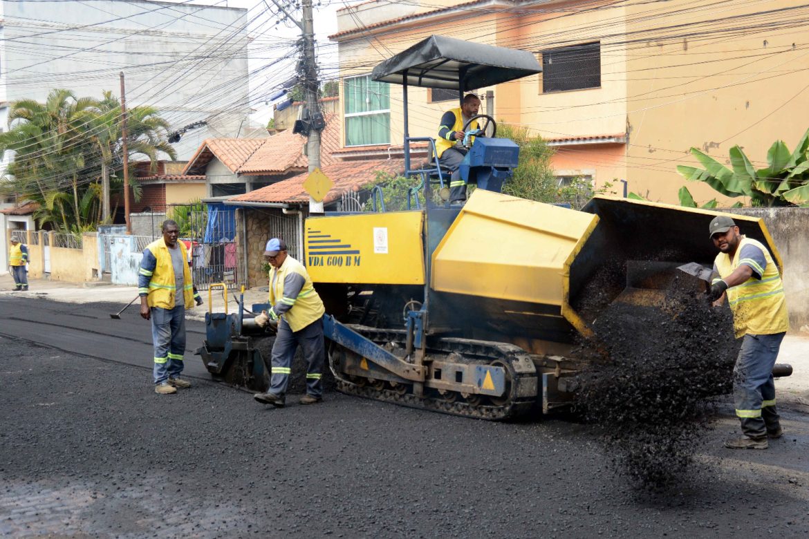 fase final do serviço de asfaltamento nos bairros jardim américa e monte cristo, em barra mansa paulo dimas