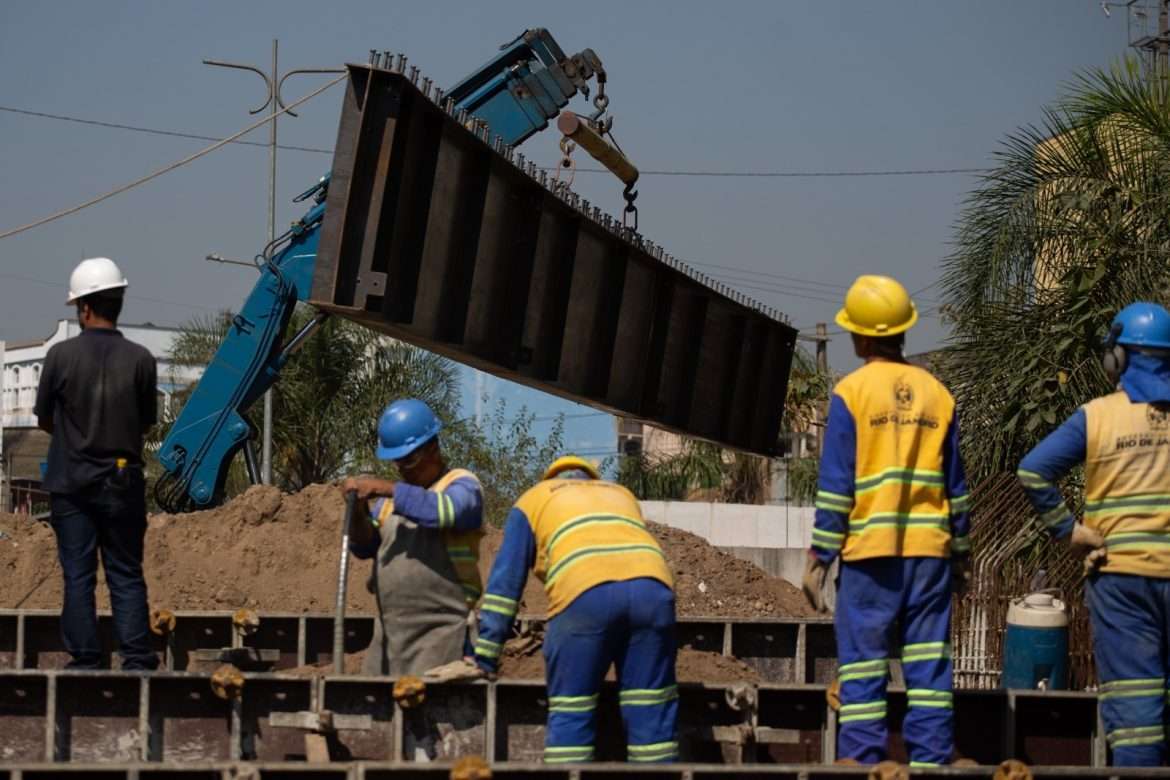 içadas as primeiras vigas da nova alça de acesso do viaduto heitor leite franco, em volta redonda cris oliveira