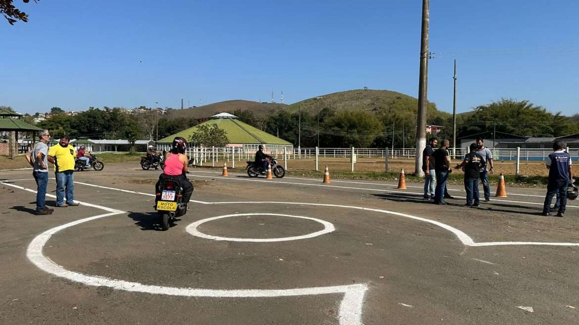 ilha são joão ganha nova sinalização da prefeitura para formação de condutores em volta redonda divulgação semop pmvr