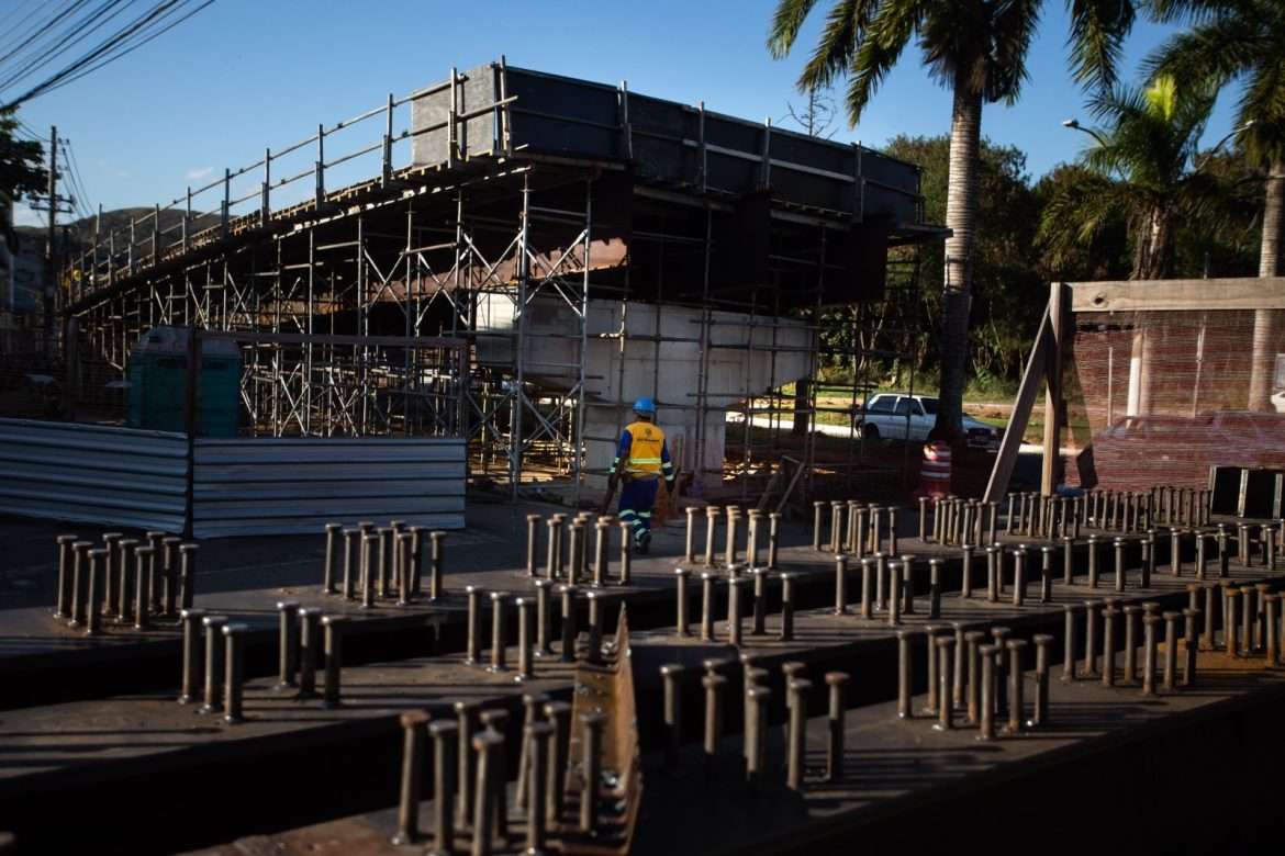 mais três vigas do futuro viaduto que vai ligar os bairros voldac e niterói chegam em volta redonda divulgação secom11