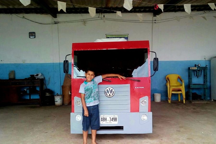 pai constrói mini caminhão volkswagem para o filho divulgação