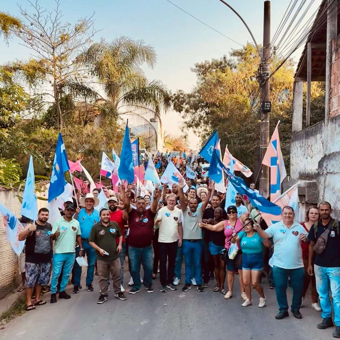 politica caminhadas são realizadas por eduardo guedes em bairros de itatiaia divulgaao