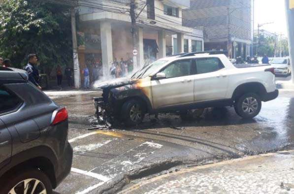 14.cf.res.polÍcia.caminhonete pega fogo.redessociais