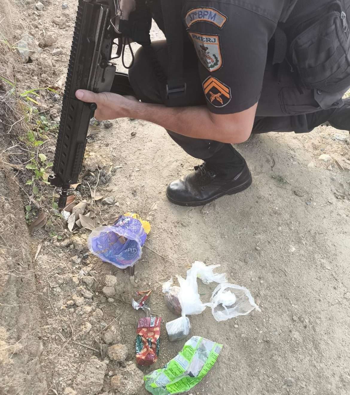 16.cf.res.polÍcia.pm apreende drogas.divulgaÇÃopm