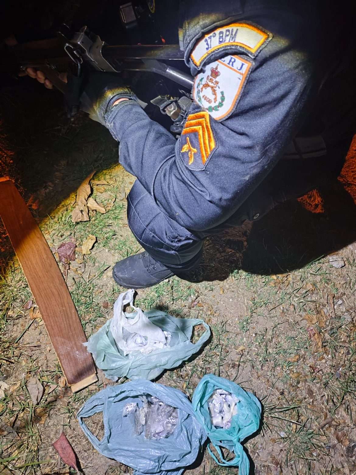 20.cf.res.polÍcia.dupla é presa suspeita de tráfico.divulgaÇÃopm