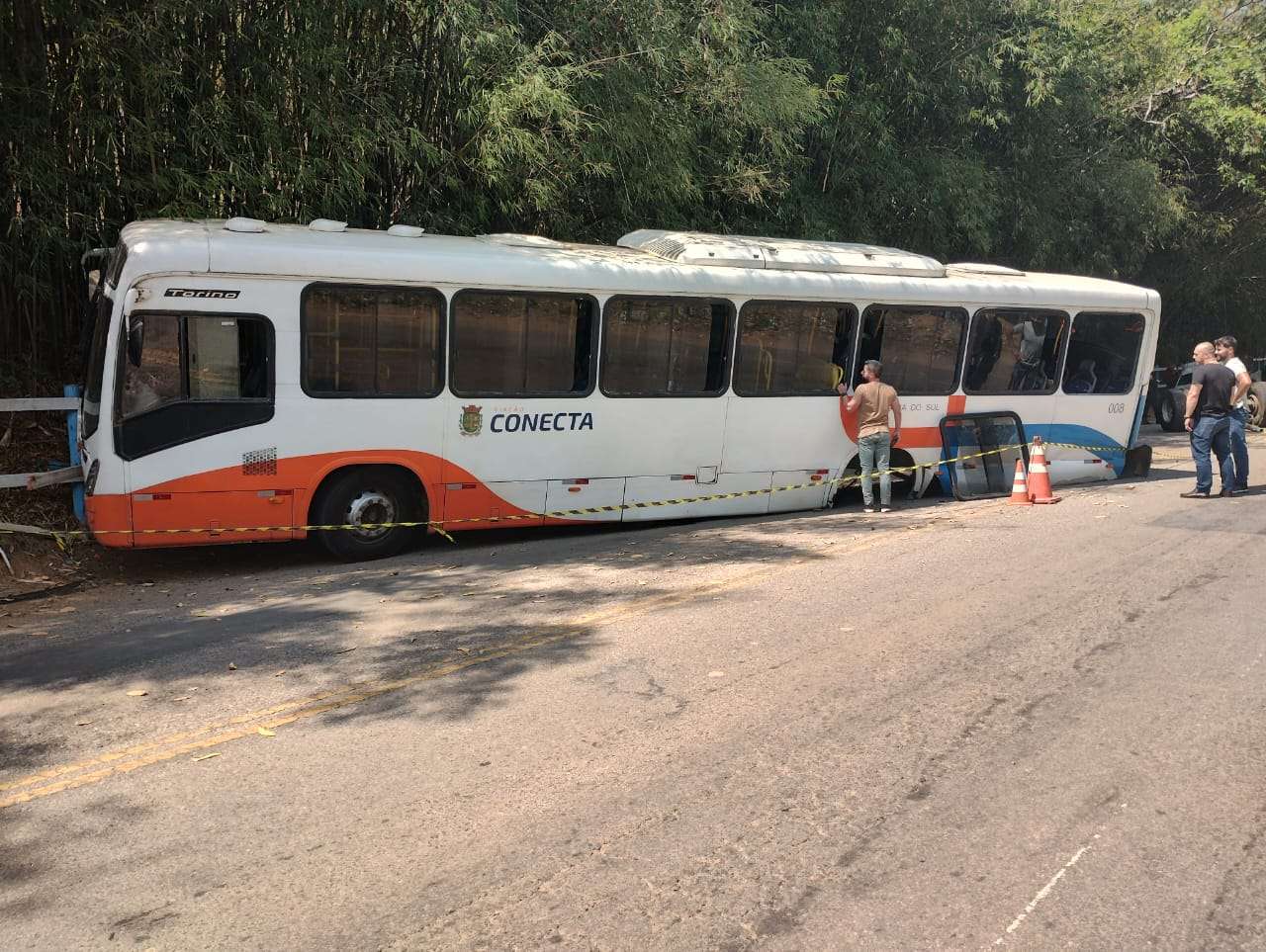 22.cf.res.polÍcia.Ônibus colide.2.desgovernado.divulgaÇÃopm