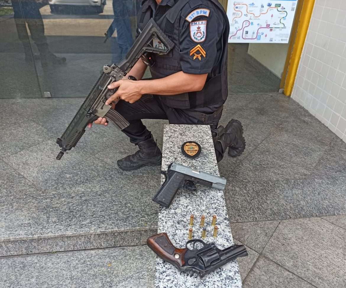 23.cf.res.polÍcia.homem é preso com revólver.divulgaÇÃopm