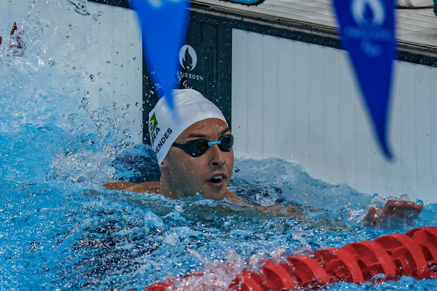 28.cf.res.esportes.nadador resendense pula na piscina.2.nadador.arquivopessoal