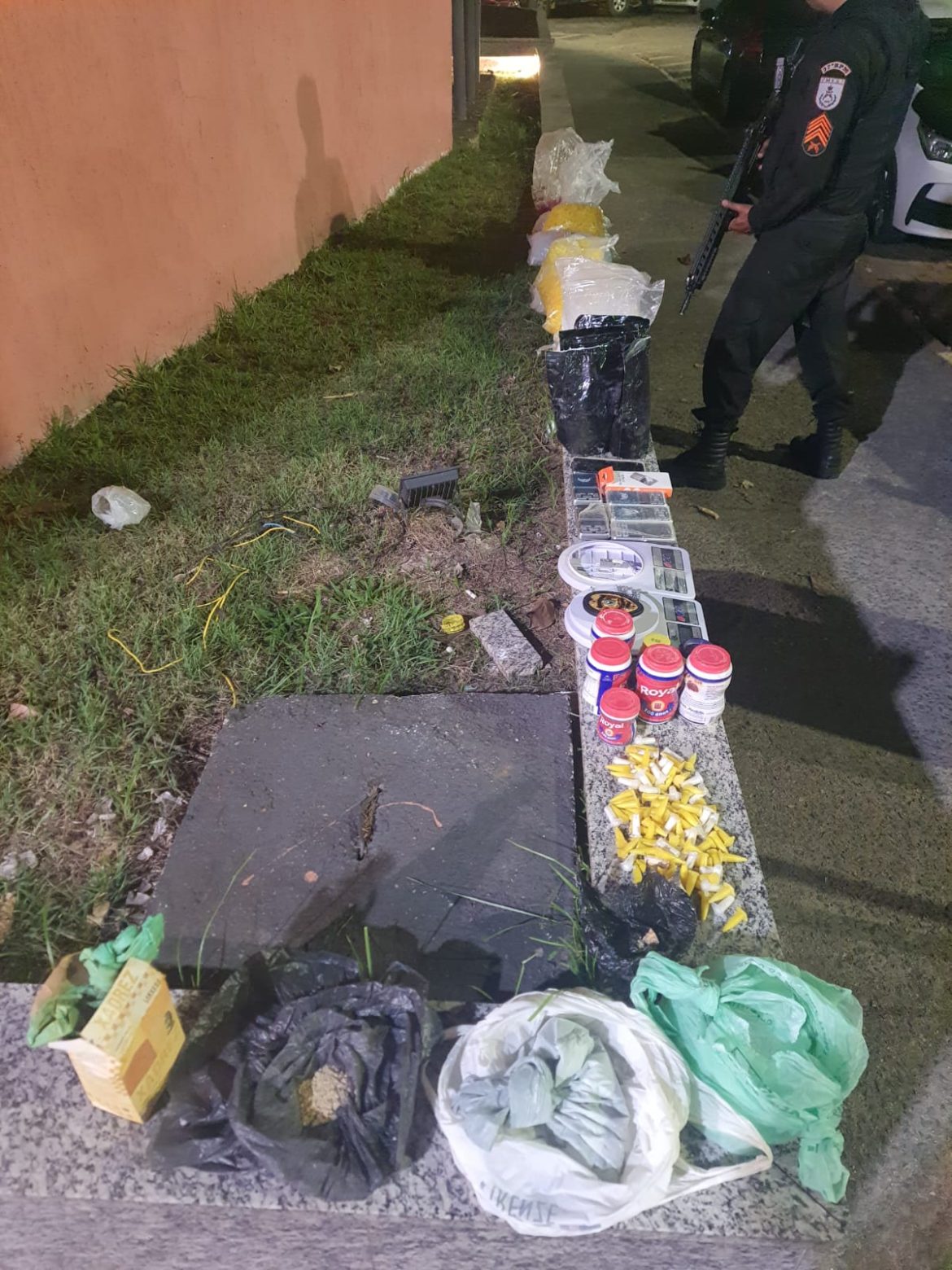 33.cf.res.polÍcia.homem é preso com mais de sete quilos.divulgaÇÃopm