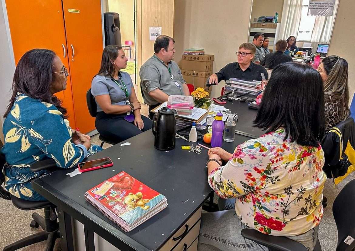 41.cf.res.cidades.representantes da hyundai visitam escola.1.representantes.arianealvespmi (2)