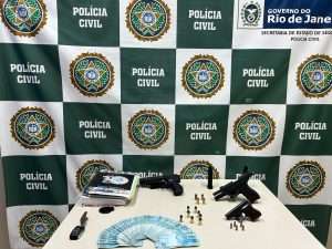 a armas e dinheiro apreendido na casa do homem divulgação