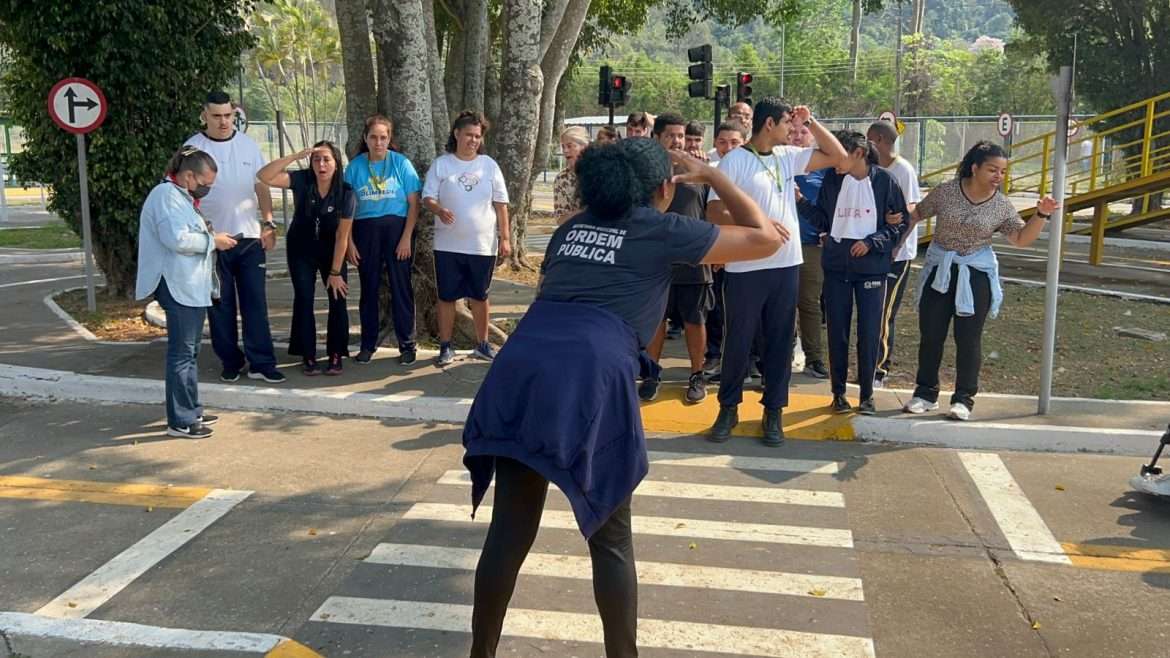 alunos com autismo se divertem em vista à minicidade do trânsito em volta redonda divulgação semop