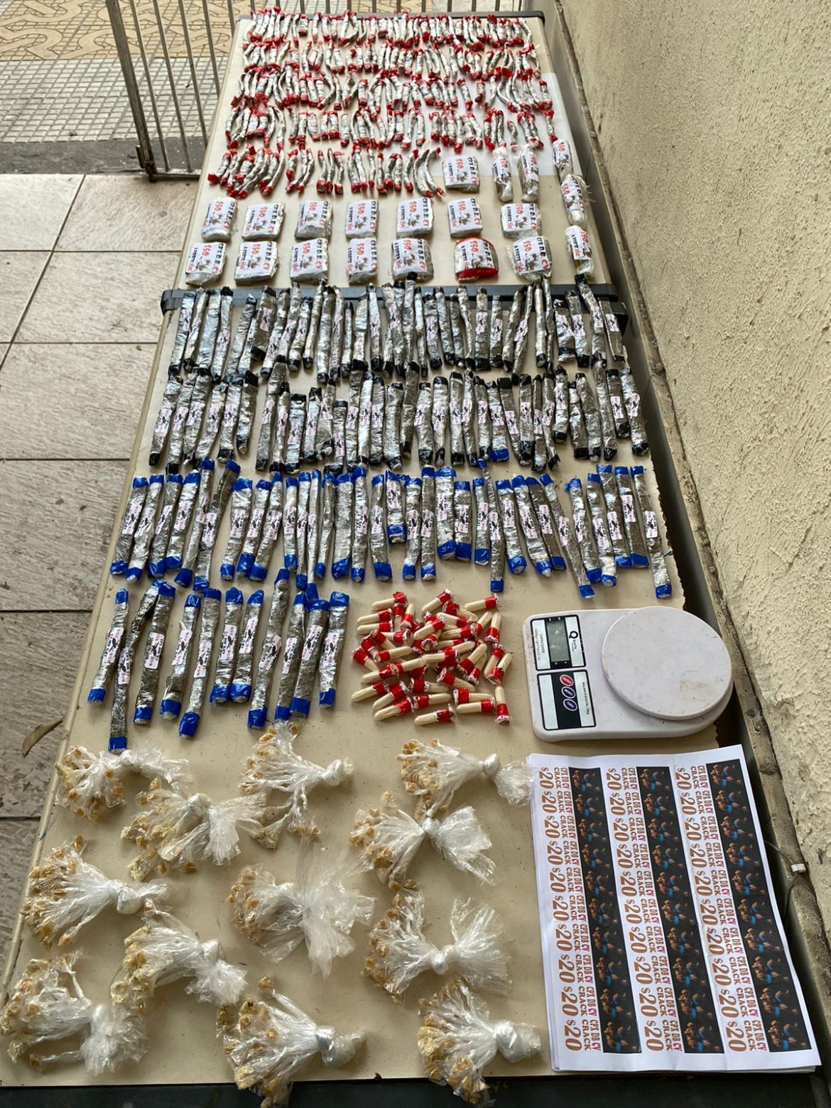 c.cf.12.polÍcia.policiais apreendem drogas enterradas em tonel no bairro dom bosco divulgação