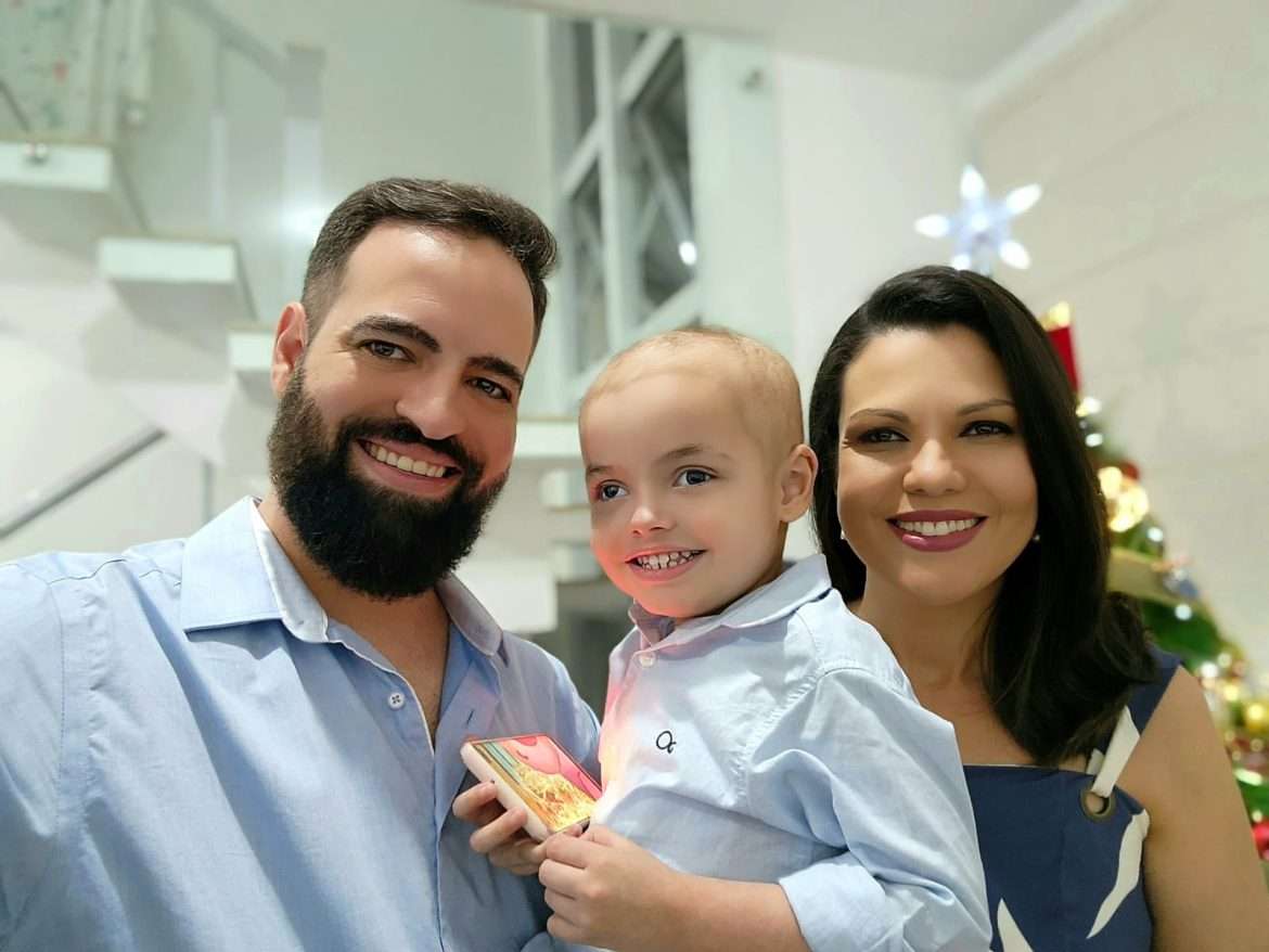 criança de 3 anos diagnosticado com leucemia recebe doação de medula óssea do pai divulgação
