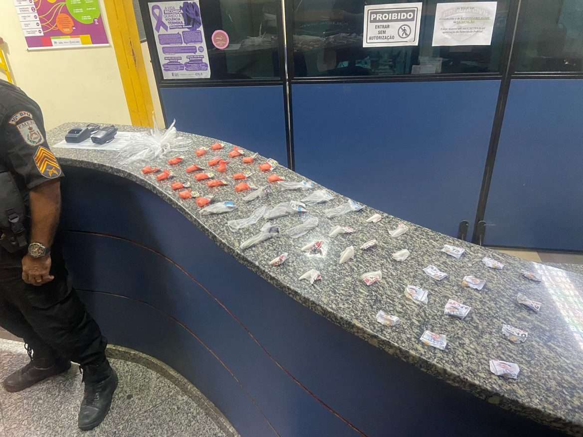 pm apreende drogas em barra do piraí após denúncia de tráfico divulgaÇÃo