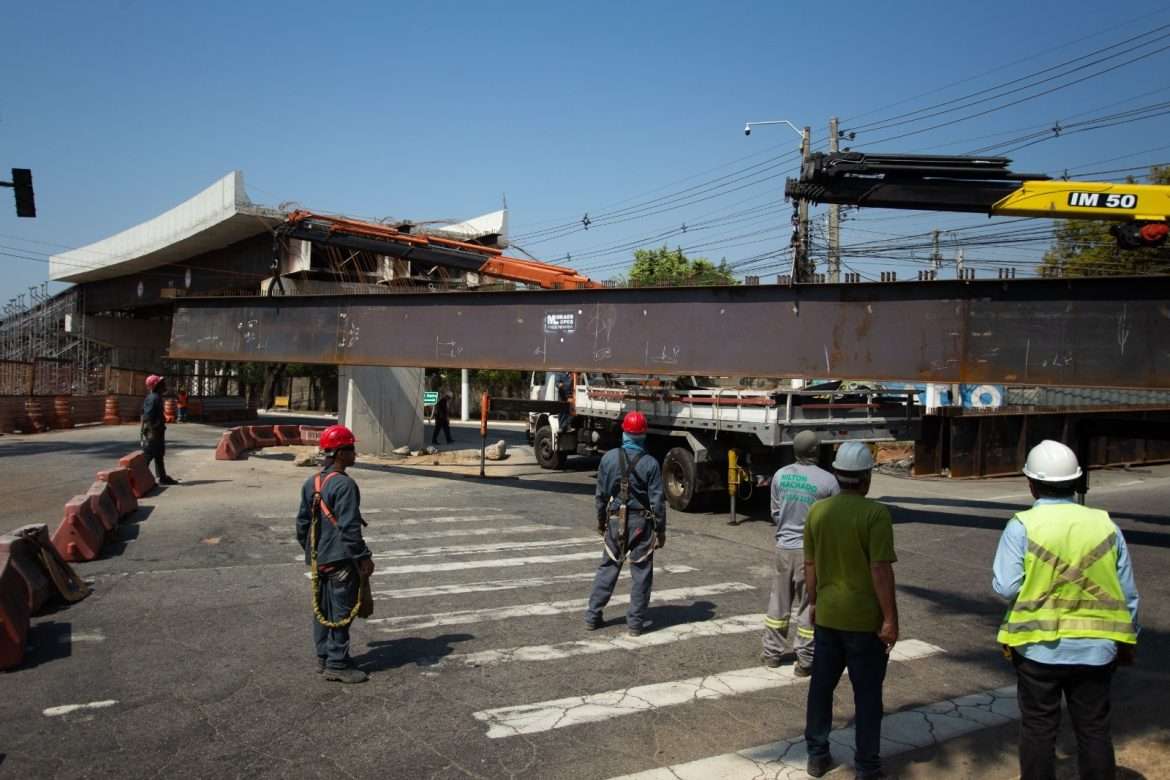 realizado lançamento de vigas para último vão do viaduto entre os bairros voldac e niterói, em volta redonda cris oliveira secom