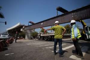 realizado lançamento de vigas para último vão do viaduto entre os bairros voldac e niterói, em volta redonda cris oliveira secom11