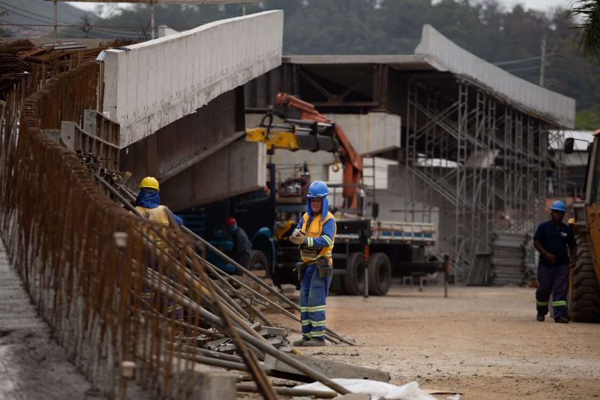 Últimas vigas metálicas para novo viaduto entre os bairros voldac e niterói, em volta redonda, são entregues cris oliveira secom
