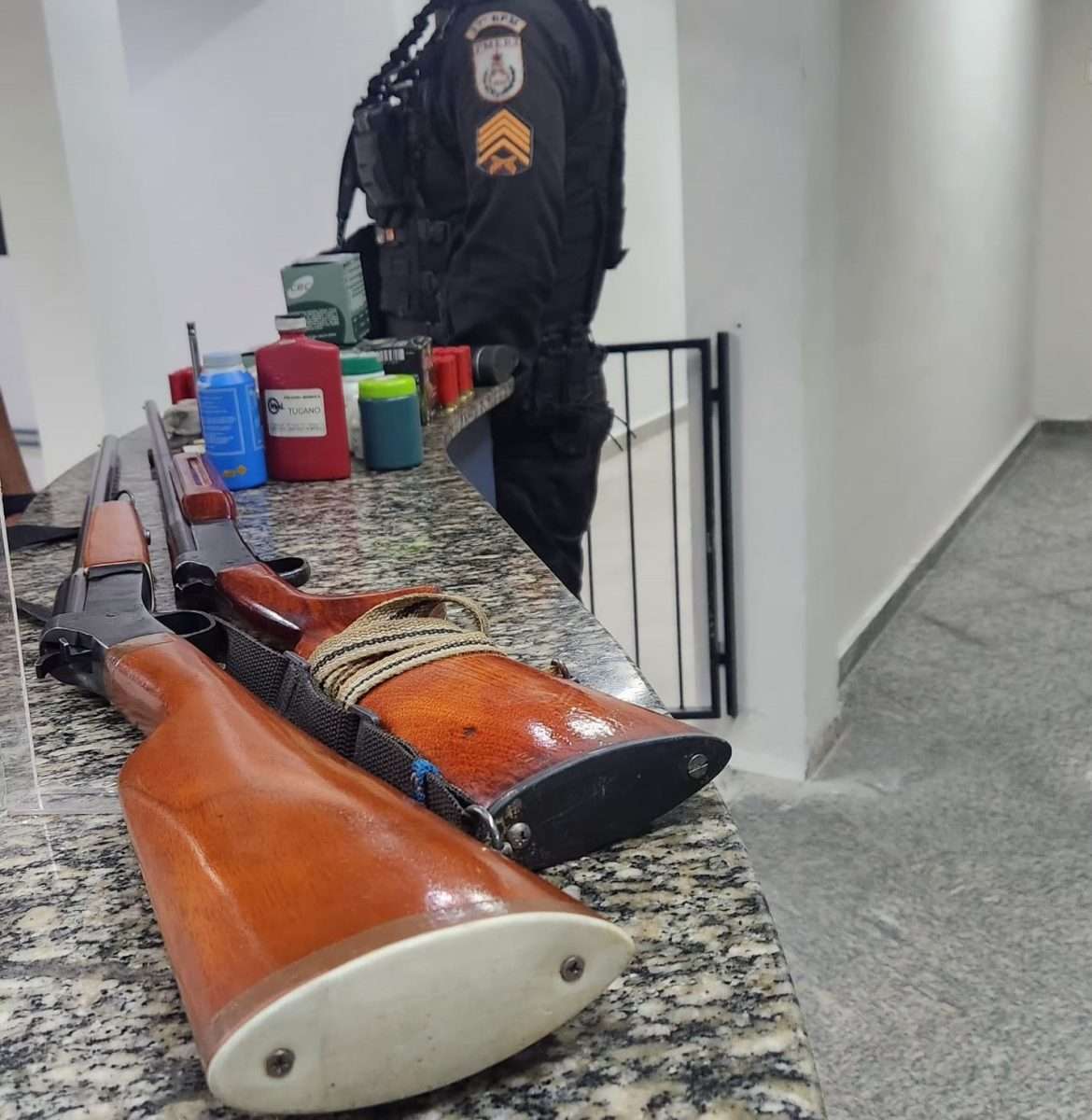 22.cf.res.polÍcia.homem é detido com espingardas.divulgaÇÃopm