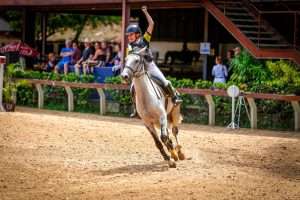 amazona da escola municipal de hipismo de volta redonda é campeã estadual divulgação secom111