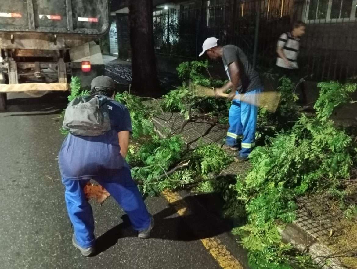 equipes da prefeitura de volta redonda atuam na limpeza das ruas após chuva e ventos fortes dessa quinta feira divulgação secom