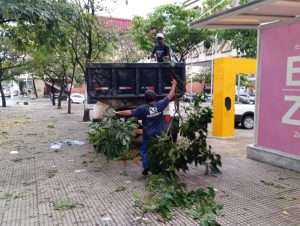 equipes da prefeitura de volta redonda atuam na limpeza das ruas após chuva e ventos fortes dessa quinta feira divulgação secom11