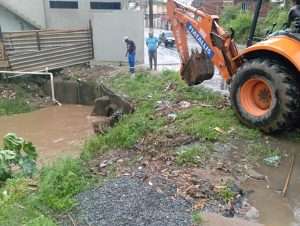 equipes da prefeitura de volta redonda atuam na limpeza das ruas após chuva e ventos fortes dessa quinta feira divulgação secom111